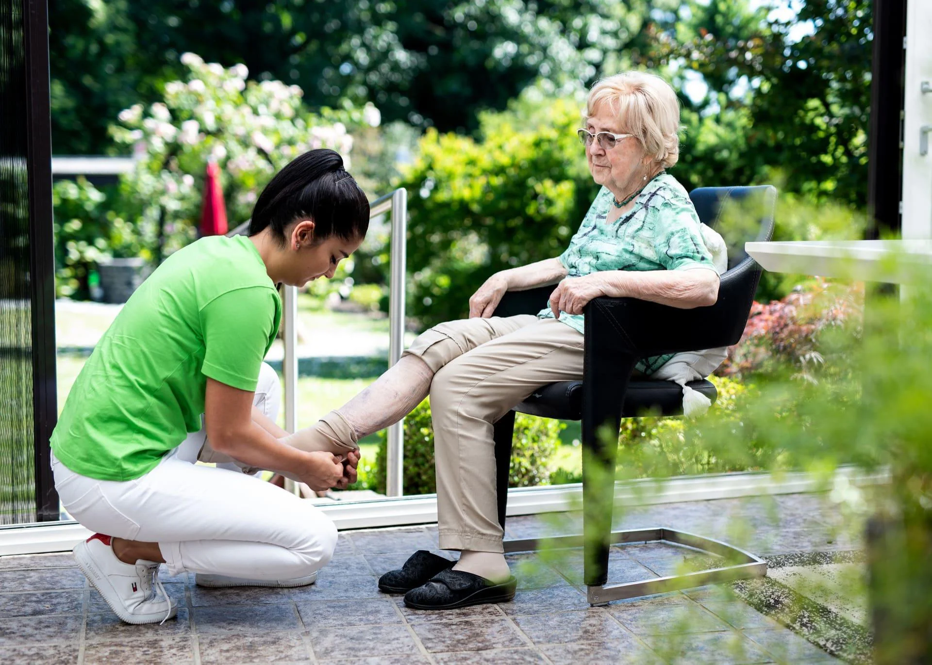 Einfühlsame Betreuung - Hand hält Hand für Vertrauen und Geborgenheit