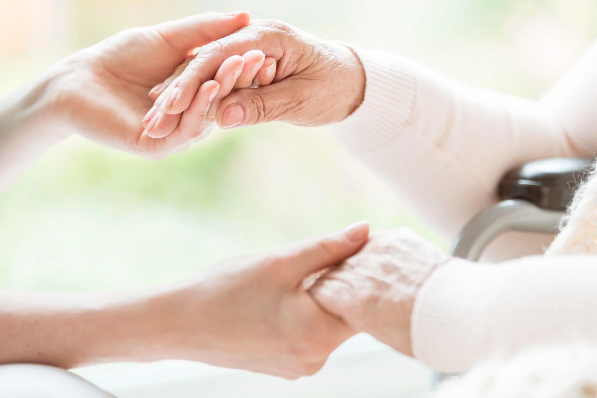 Hände halten sich fest - Vertrauen und Unterstützung in der Pflege
